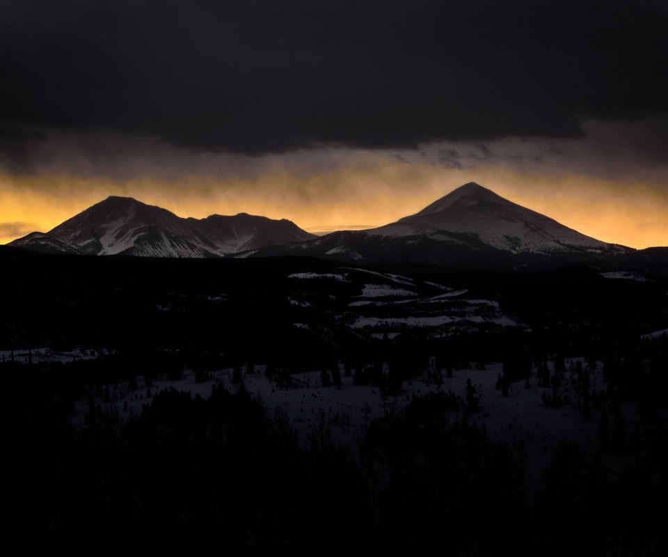 Обои огни, гора, облако, тень, темнота, lights, mountain, cloud, shadow, darkness разрешение 6016x4016 Загрузить