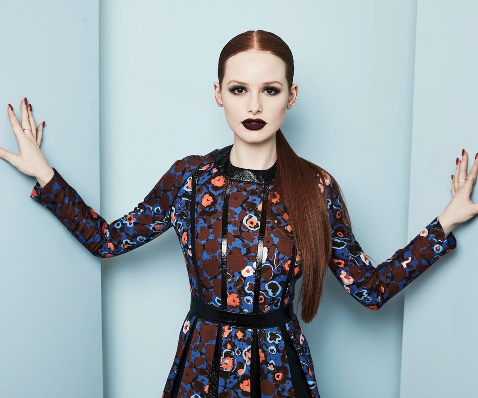 Обои madelaine petsch, девушка, мэделин петш, платье, поза, взгляд, волосы, лицо, актриса, макияж, girl, madeline pets, dress, pose, look, hair, face, actress, makeup разрешение 2048x1365 Загрузить