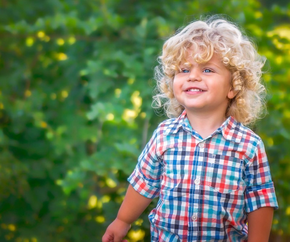 Обои улыбка, взгляд, волосы, лицо, ребенок, мальчик, smile, look, hair, face, child, boy разрешение 2880x1800 Загрузить