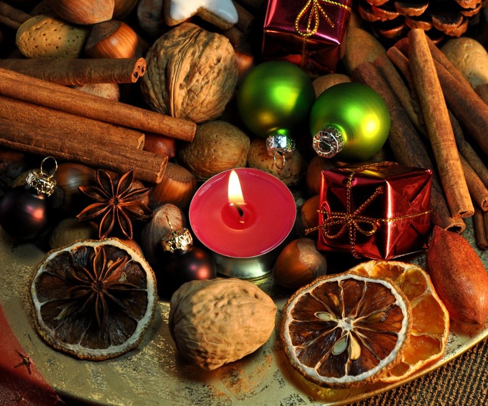 Обои новый год, украшения, орехи, корица, свеча, рождество, елочные игрушки, пряности, new year, decoration, nuts, cinnamon, candle, christmas, christmas decorations, spices разрешение 2880x1800 Загрузить