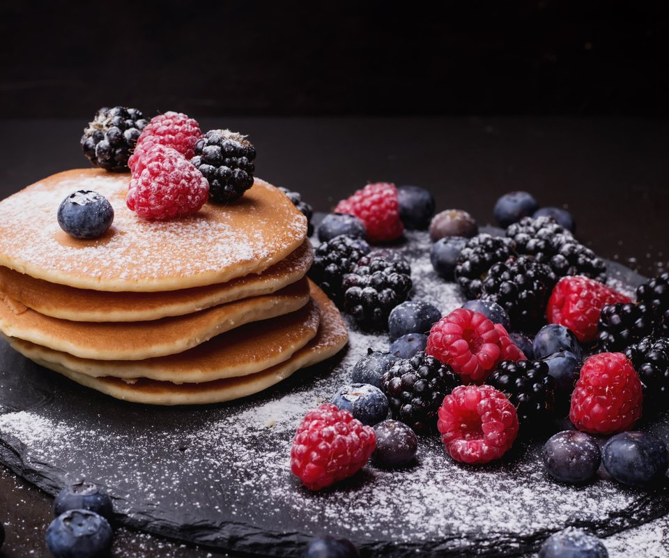 Обои малина, ягоды, черника, сахарная пудра, блины, ежевика, raspberry, berries, blueberries, powdered sugar, pancakes, blackberry разрешение 4888x3414 Загрузить