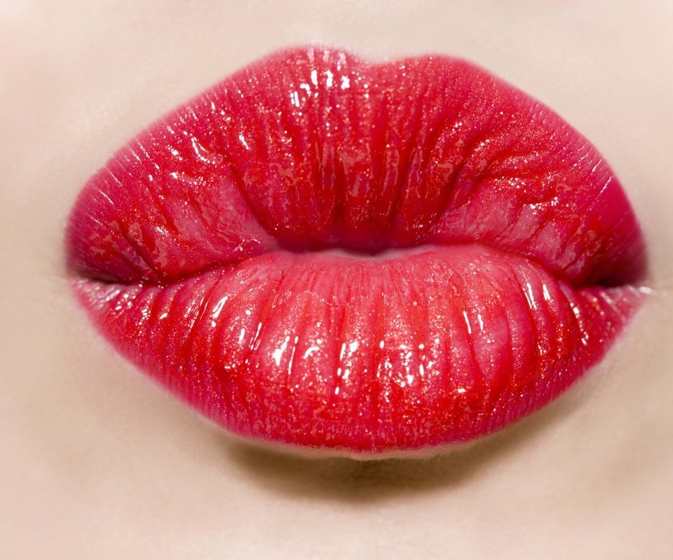 Обои девушка, поцелуй, помада, красная помада, красные губы, girl, kiss, lipstick, red lipstick, red lips разрешение 2560x1600 Загрузить