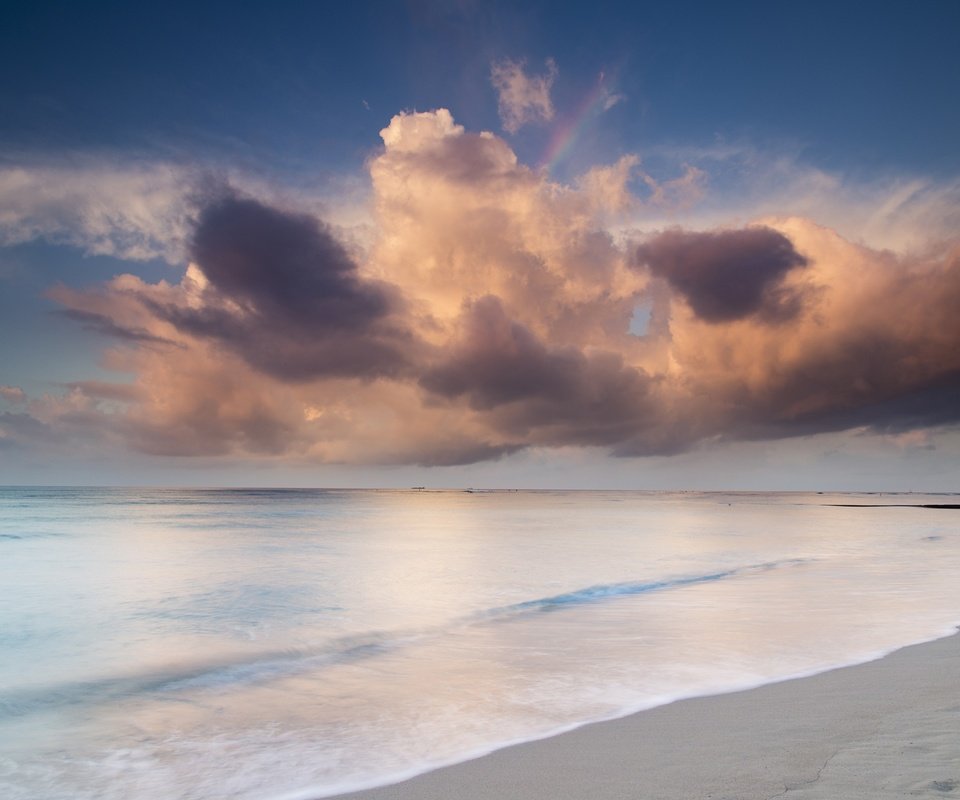 Обои небо, облака, берег, море, песок, пляж, следы, the sky, clouds, shore, sea, sand, beach, traces разрешение 2300x1533 Загрузить