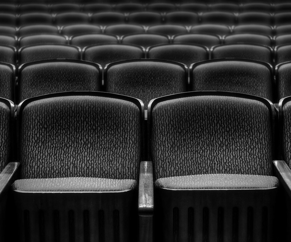 Обои чёрно-белое, театр, кресла, black and white, theatre, chairs разрешение 3840x2160 Загрузить