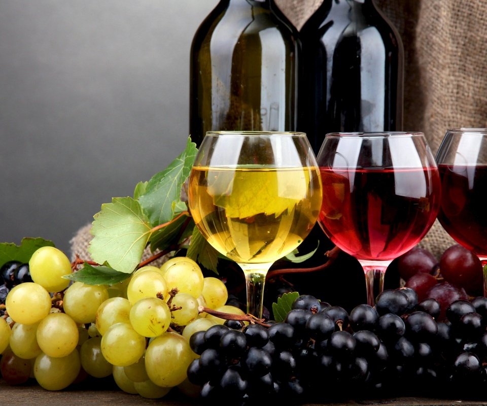 Обои виноград, вино, белое, бокалы, бутылки, красное, розовое, grapes, wine, white, glasses, bottle, red, pink разрешение 2560x1600 Загрузить