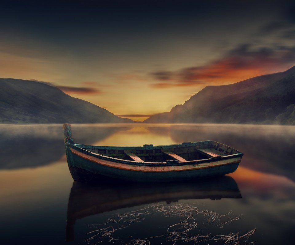 Обои озеро, горы, природа, закат, лодка, lake, mountains, nature, sunset, boat разрешение 2560x1565 Загрузить