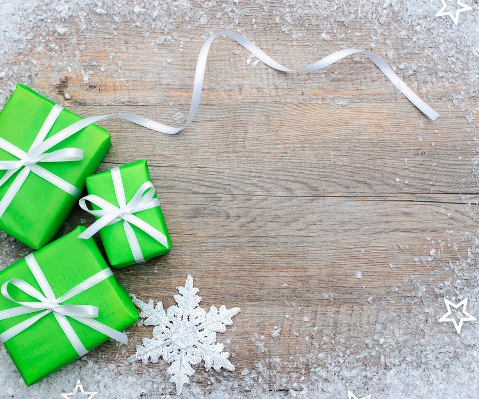 Обои новый год, подарки, лента, рождество, снежинка, искусственный снег, деревянная поверхность, new year, gifts, tape, christmas, snowflake, artificial snow, wooden surface разрешение 2000x1334 Загрузить