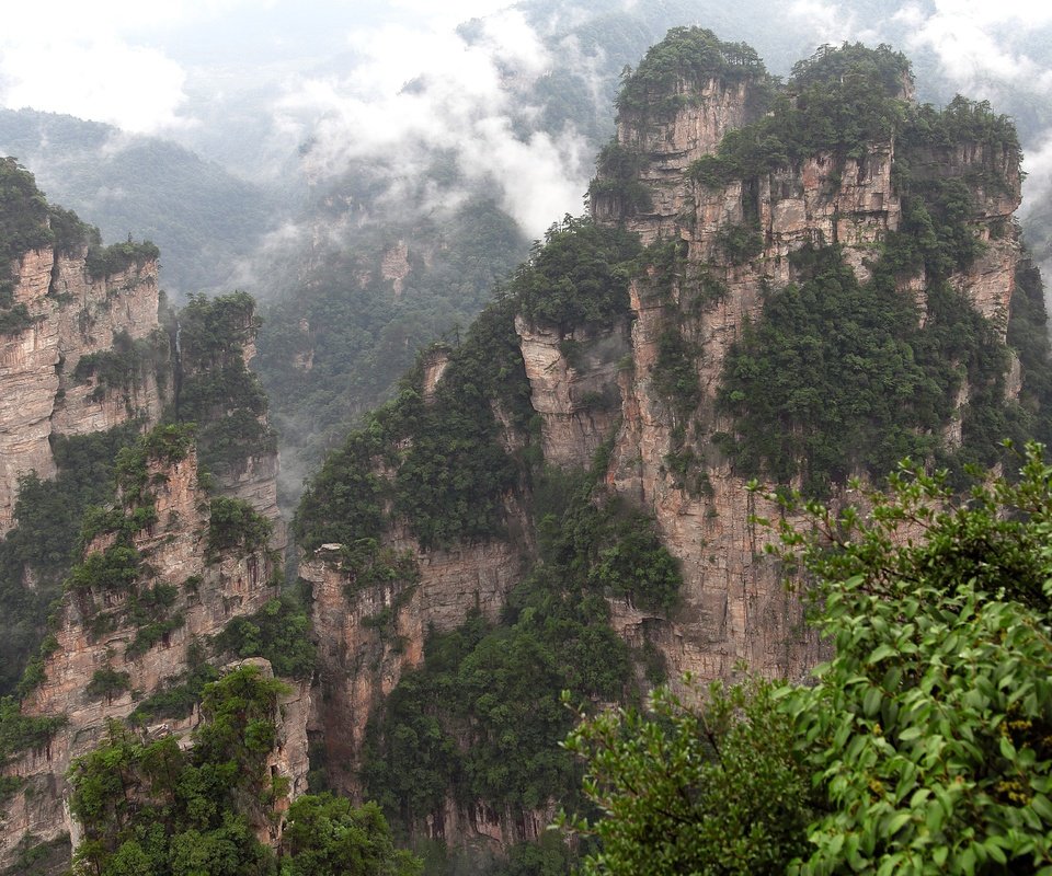 Обои горы, скалы, природа, туман, китай, zhangjiajie national forest park, zhangjiajie national park, чжанцзяцзе, mountains, rocks, nature, fog, china, zhangjiajie разрешение 3840x2560 Загрузить