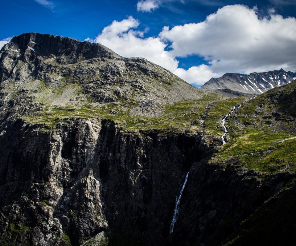 Обои небо, облака, горы, норвегия, горный хребет, trollstigen mountain range, тролльстиген, the sky, clouds, mountains, norway, mountain range разрешение 2048x1235 Загрузить