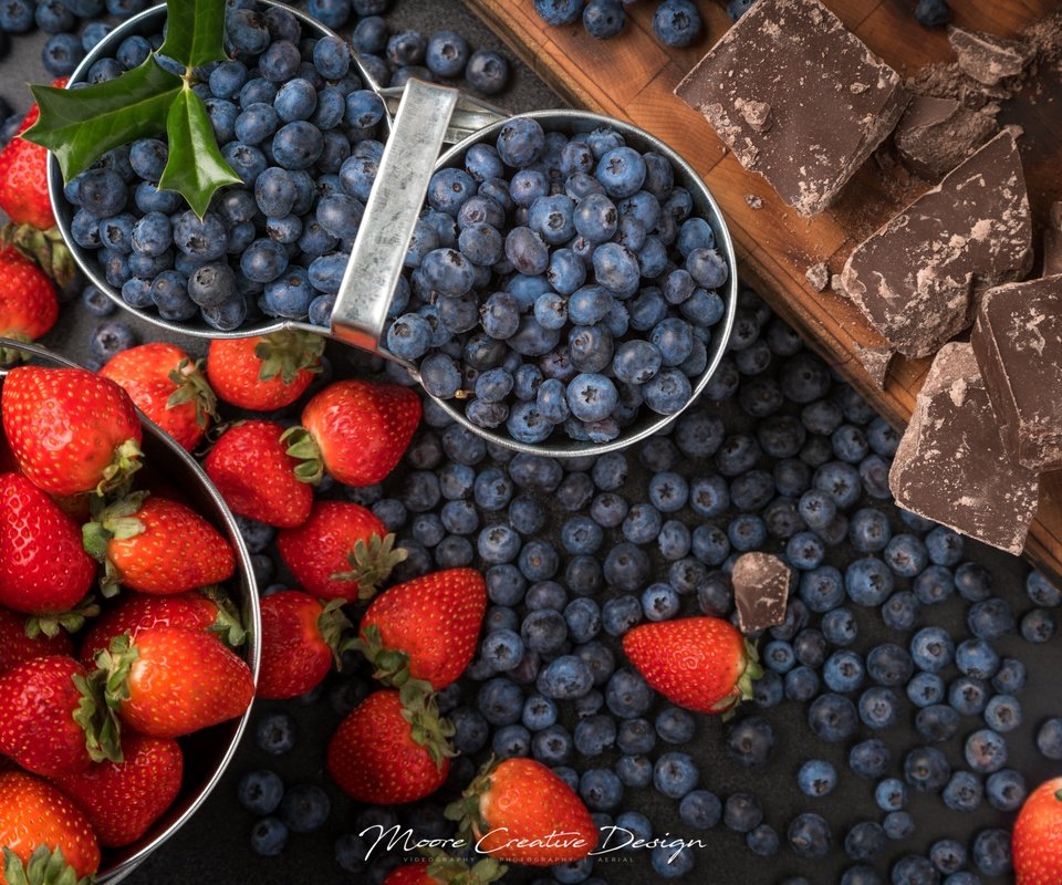 Обои клубника, ягоды, черника, шоколад, strawberry, berries, blueberries, chocolate разрешение 2500x1668 Загрузить