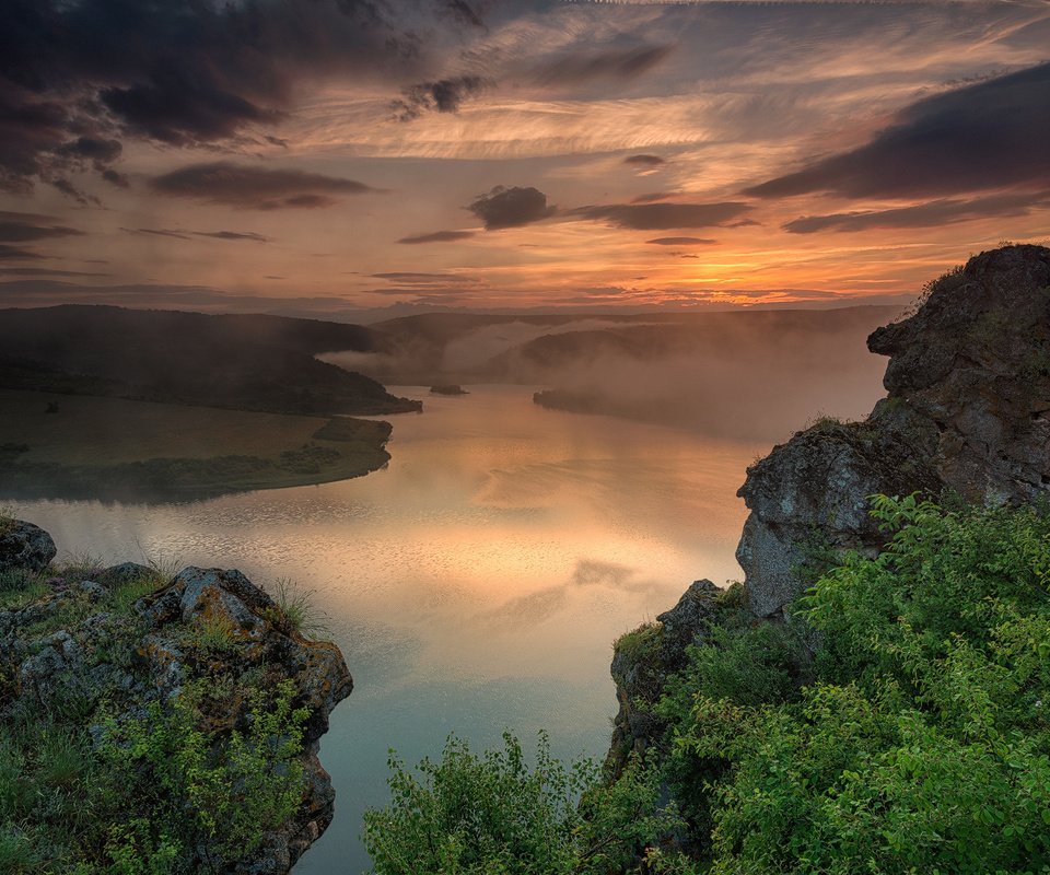 Обои река, скалы, холмы, природа, пейзаж, утро, туман, весела маринова, river, rocks, hills, nature, landscape, morning, fog, vesela marinova разрешение 1920x1281 Загрузить