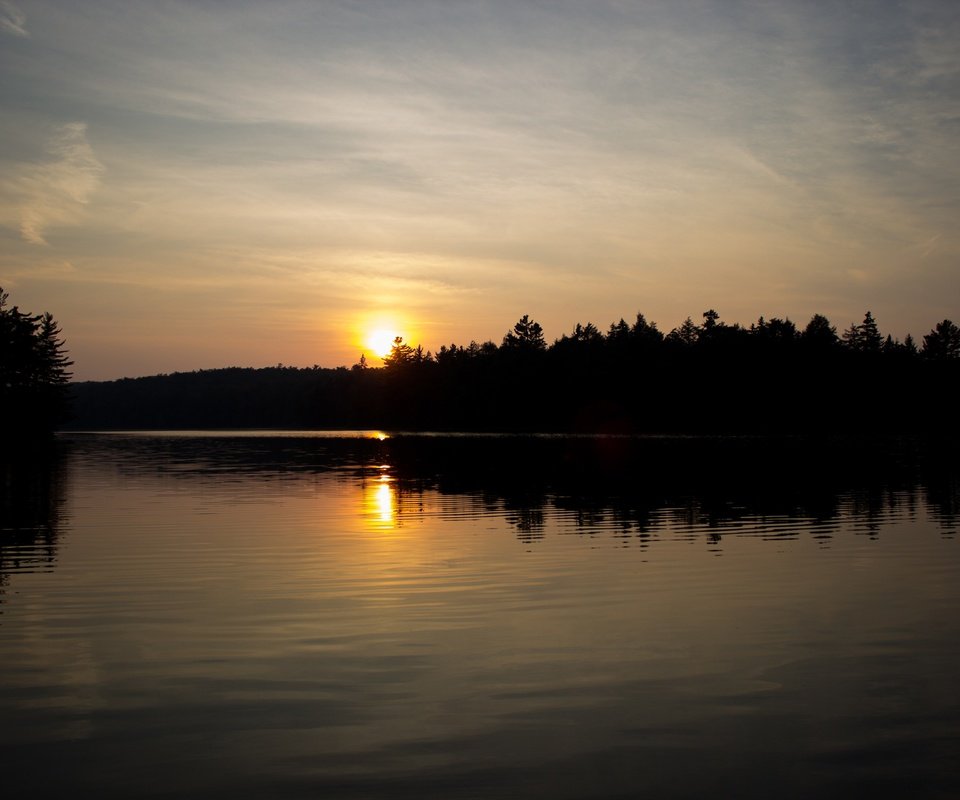 Обои небо, вечер, река, солнце, природа, лес, горизонт, the sky, the evening, river, the sun, nature, forest, horizon разрешение 3840x2560 Загрузить