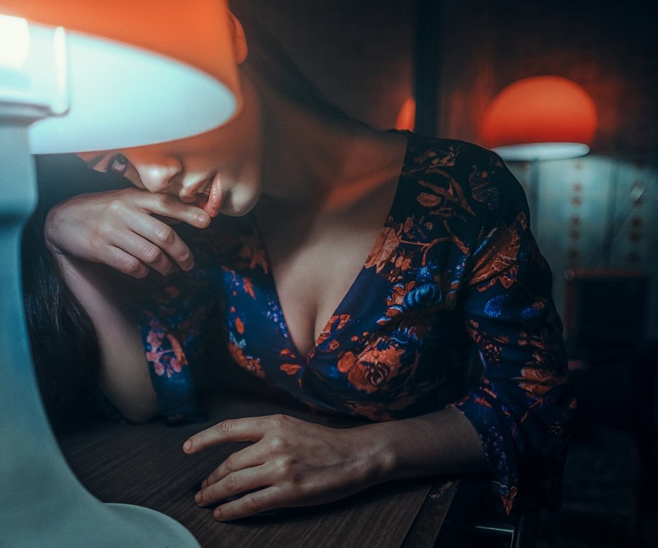 Обои девушка, взгляд, лампа, модель, лицо, декольте, girl, look, lamp, model, face, neckline разрешение 2048x1366 Загрузить