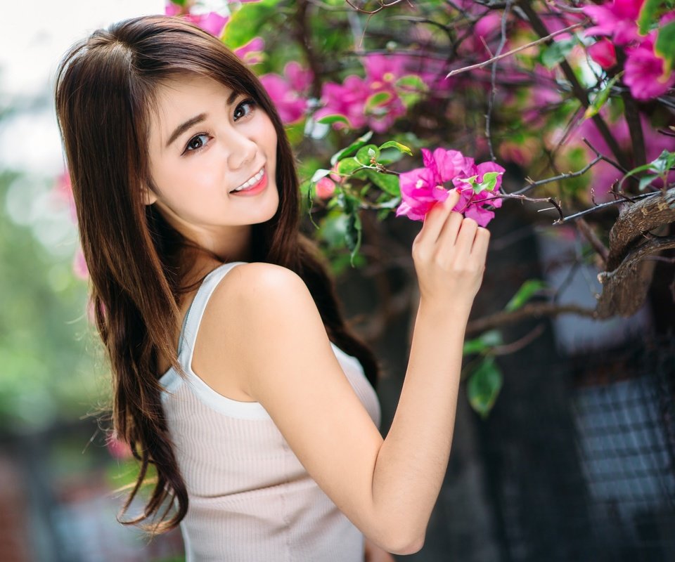 Обои цветы, девушка, улыбка, взгляд, волосы, азиатка, боке, flowers, girl, smile, look, hair, asian, bokeh разрешение 2048x1365 Загрузить