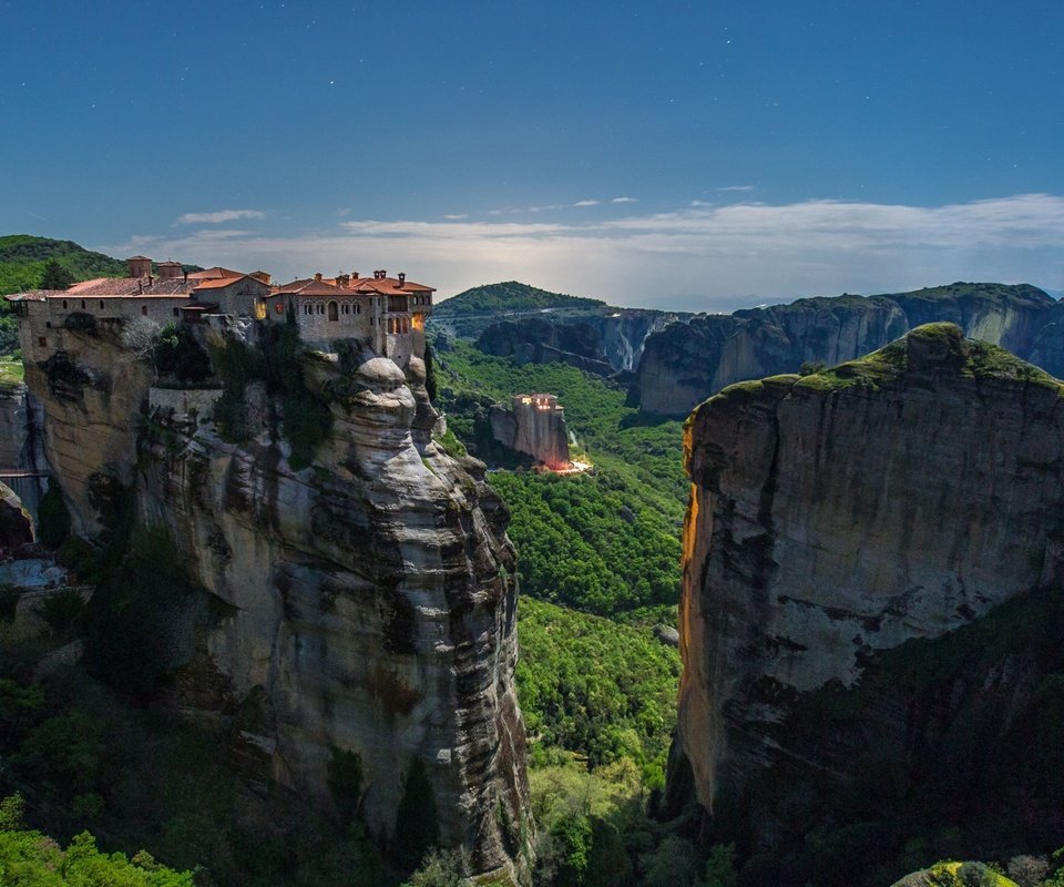 Обои горы, скалы, лето, дом, греция, монастыри метеоры, mountains, rocks, summer, house, greece, meteora разрешение 4096x2160 Загрузить