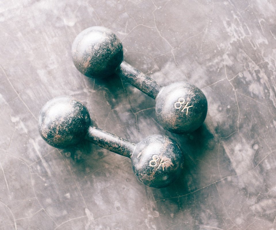 Обои две, гантели, старые, two, dumbbells, old разрешение 2439x1632 Загрузить