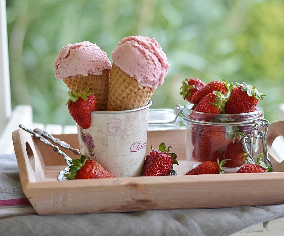 Обои мороженое, клубника, рожок, десерт, ice cream, strawberry, horn, dessert разрешение 2048x1337 Загрузить