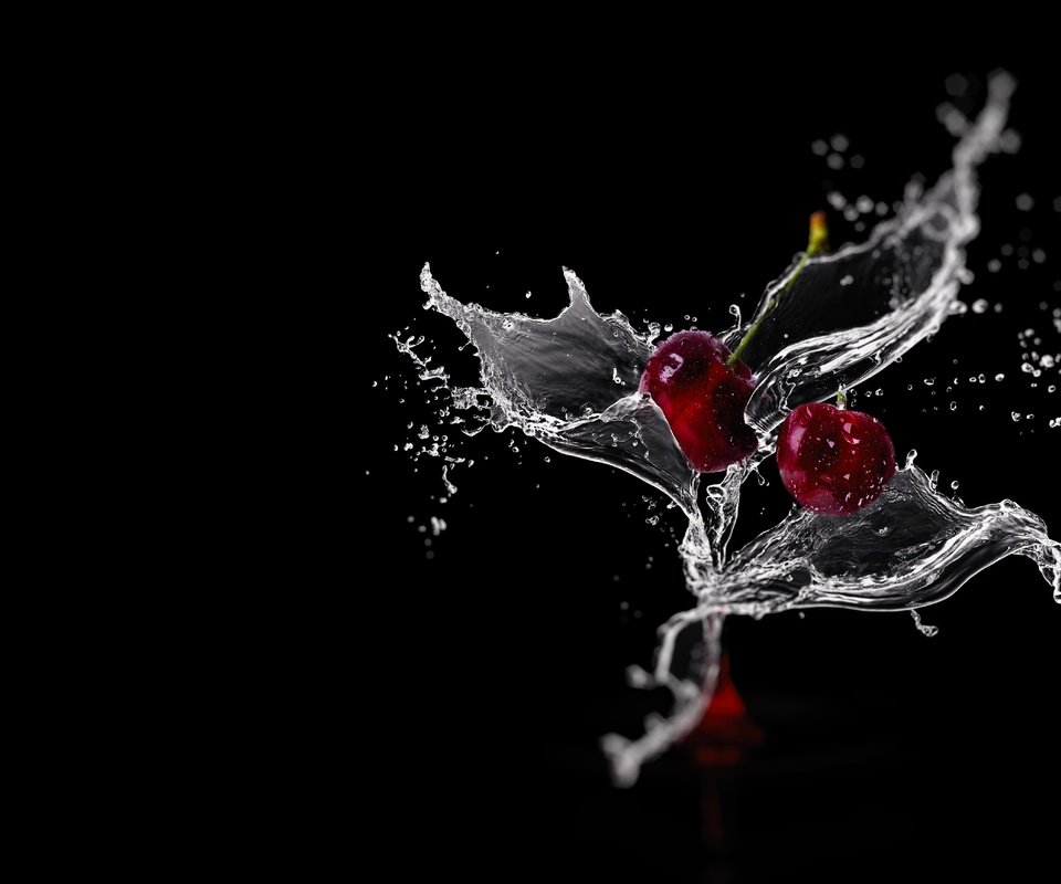 Обои вода, фон, капли, клубника, брызги, бокал, всплеск, water, background, drops, strawberry, squirt, glass, splash разрешение 5212x3474 Загрузить