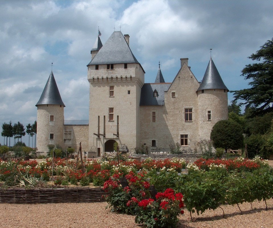 Обои цветы, замок, архитектура, здание, франция, замок риво, château du rivau, flowers, castle, architecture, the building, france разрешение 3678x2753 Загрузить