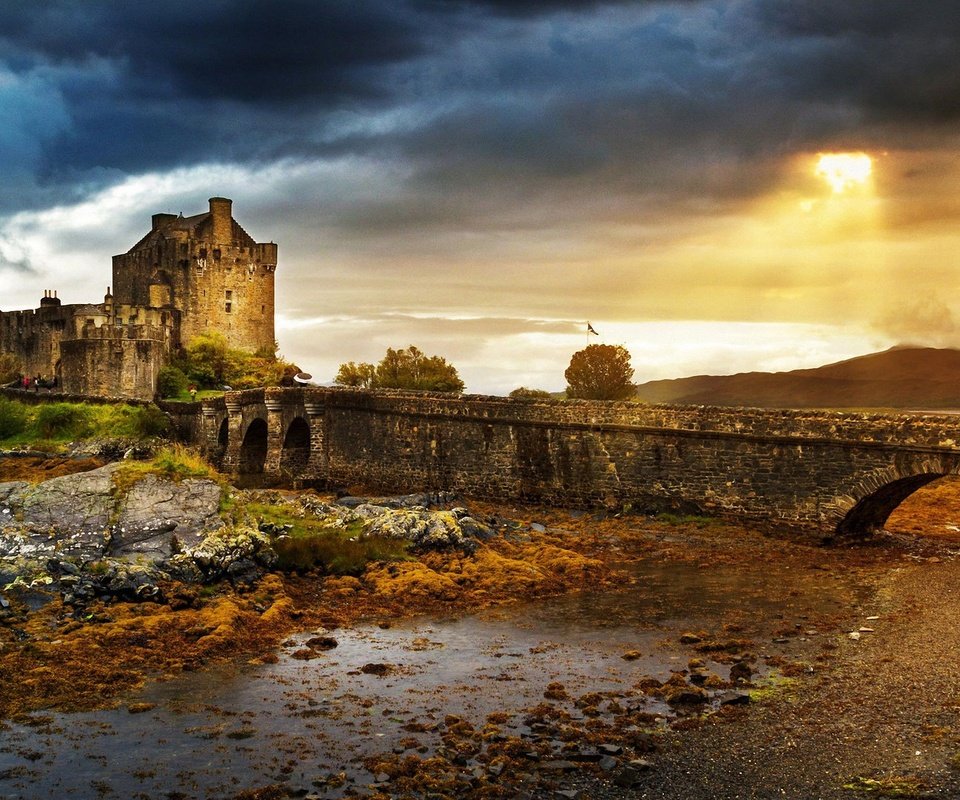 Обои небо, шотландия, развалины, замок эйлен-донан, закат, мост, замок, великобритания, город, руины, the sky, scotland, the ruins, the eilean donan castle, sunset, bridge, castle, uk, the city, ruins разрешение 2708x1523 Загрузить