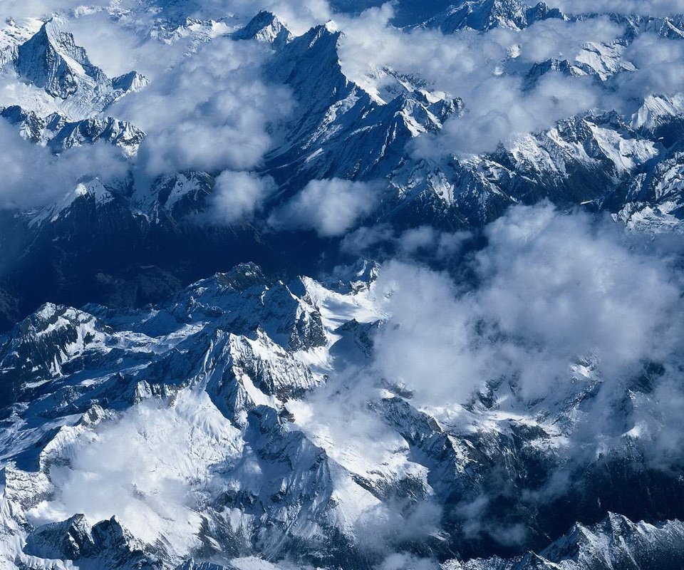 Обои облака, горы, снег, туман, вид сверху, clouds, mountains, snow, fog, the view from the top разрешение 1920x1080 Загрузить