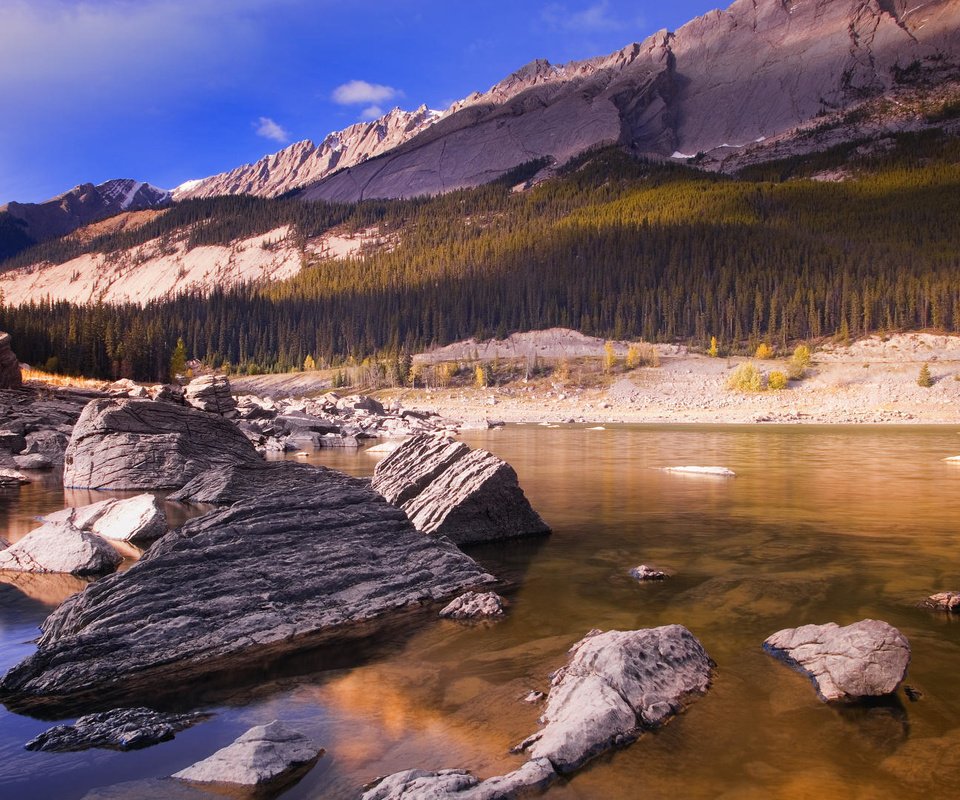 Обои озеро, горы, камни, берег, канада, альберта, lake, mountains, stones, shore, canada, albert разрешение 1920x1080 Загрузить