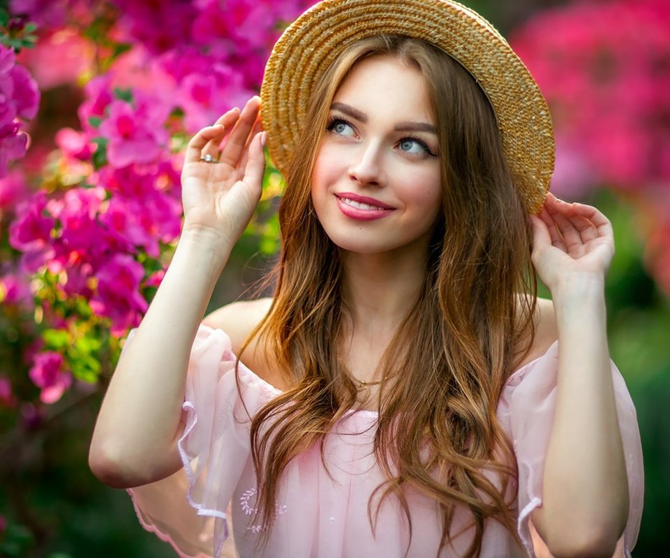 Обои цветы, девушка, улыбка, шляпа, 1, шатенка, flowers, girl, smile, hat, brown hair разрешение 1920x1080 Загрузить