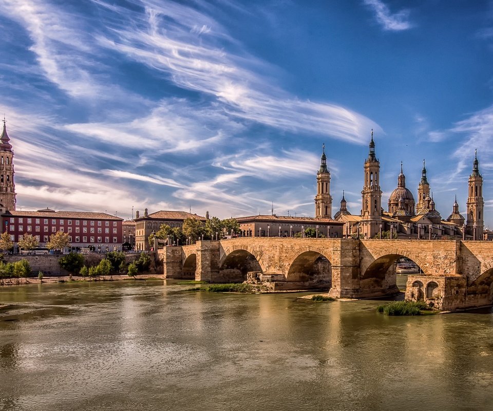 Обои мост, город, башни, испания, сарагоса, bridge, the city, tower, spain, zaragoza разрешение 2048x1152 Загрузить