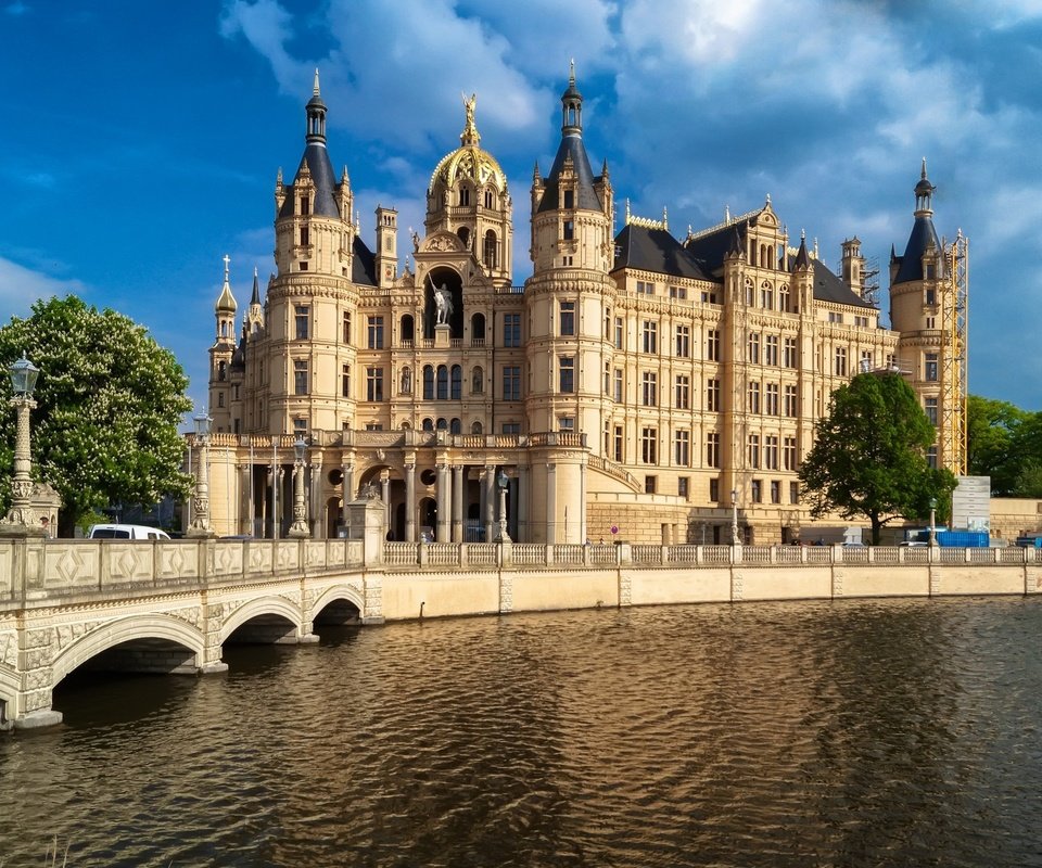 Обои город, германия, замок шверин, the city, germany, castle schwerin разрешение 2048x1342 Загрузить