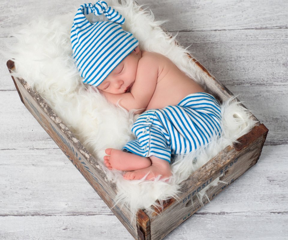 Обои спит, мальчик, младенец, шапочка, мех, дерева, штанишки, sleeping, boy, baby, cap, fur, wood, pants разрешение 1920x1080 Загрузить