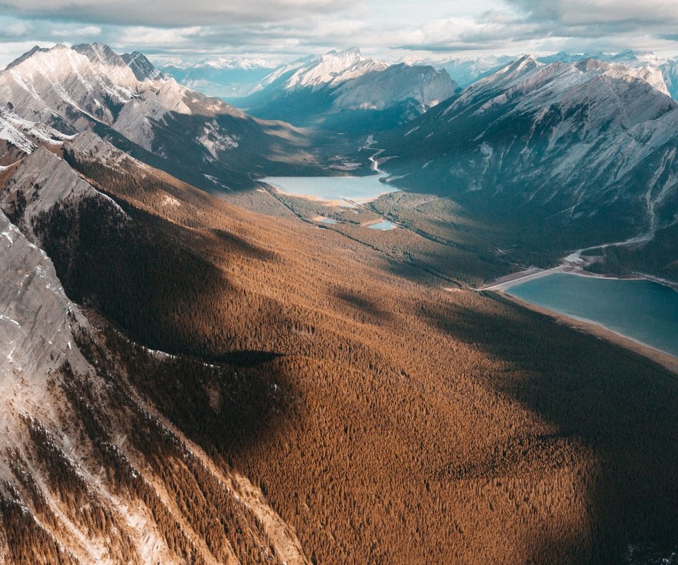 Обои облака, озеро, горы, леса, озёра, долина, clouds, lake, mountains, forest, valley разрешение 1920x1080 Загрузить