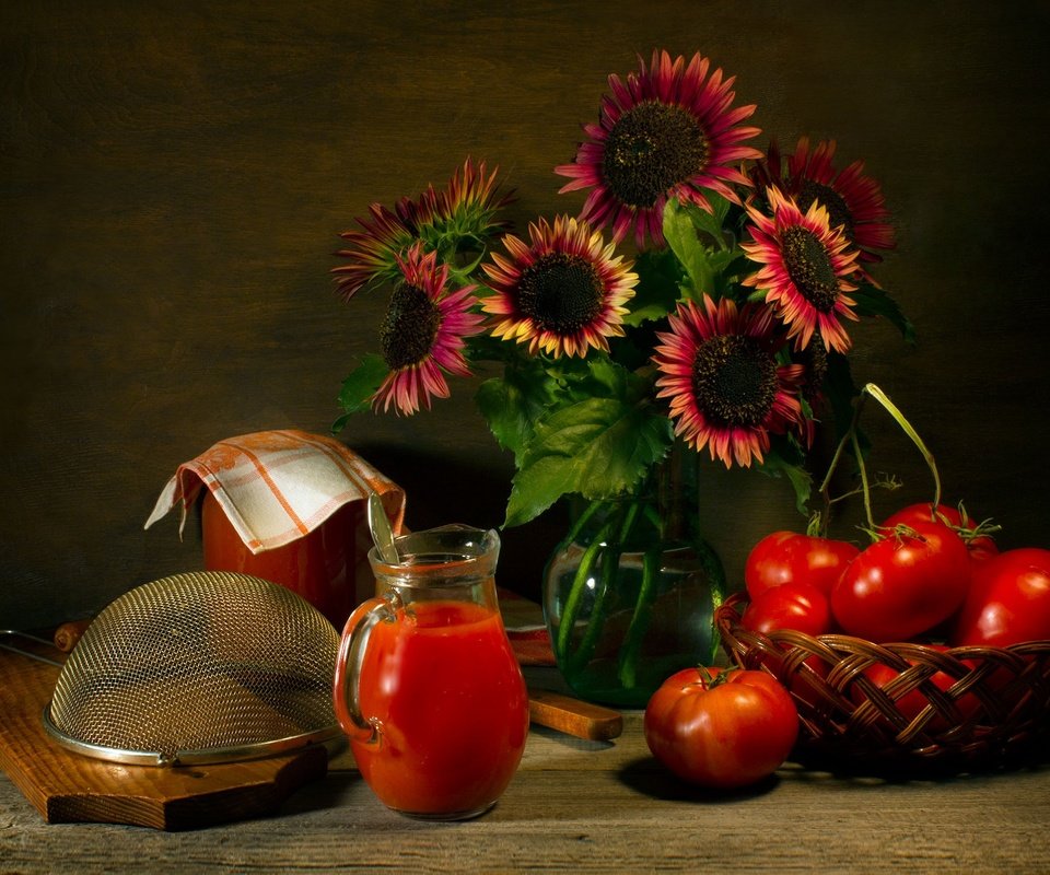 Обои цветы, фон, помидоры, натюрморт, томатный сок, flowers, background, tomatoes, still life, tomato juice разрешение 2000x1410 Загрузить