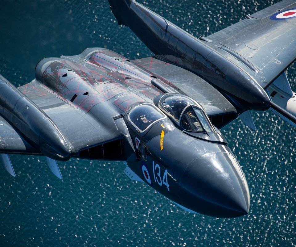 Обои пилот, полет, истребитель, raf, кокпит, royal navy, sea vixen, de havilland aircraft company, pilot, flight, fighter, cockpit разрешение 1920x1280 Загрузить