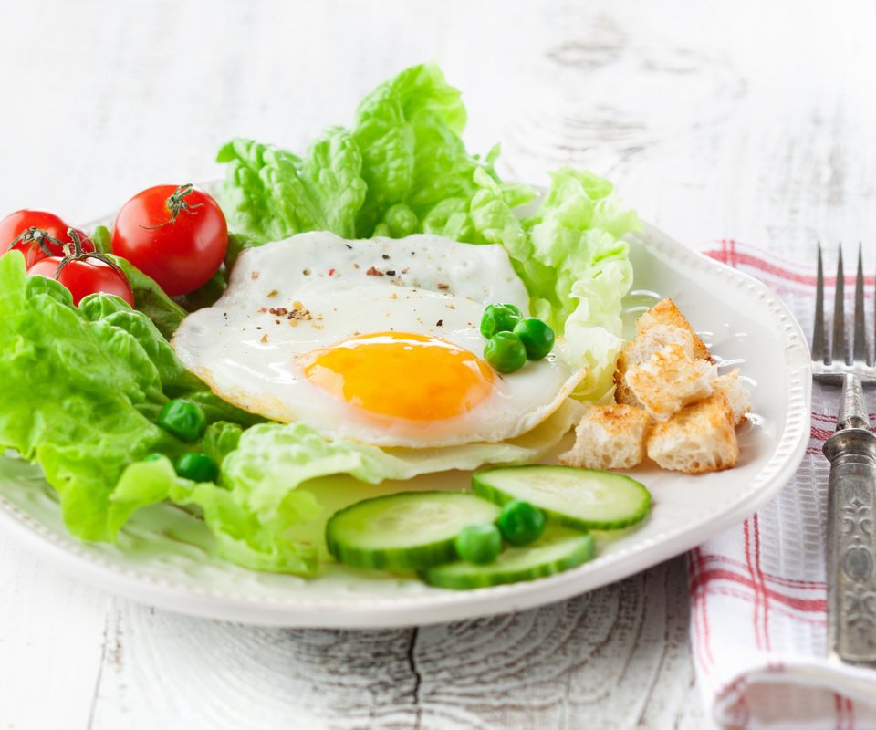 Обои завтрак, помидор, салат, яичница, огурец, breakfast, tomato, salad, scrambled eggs, cucumber разрешение 2112x1188 Загрузить