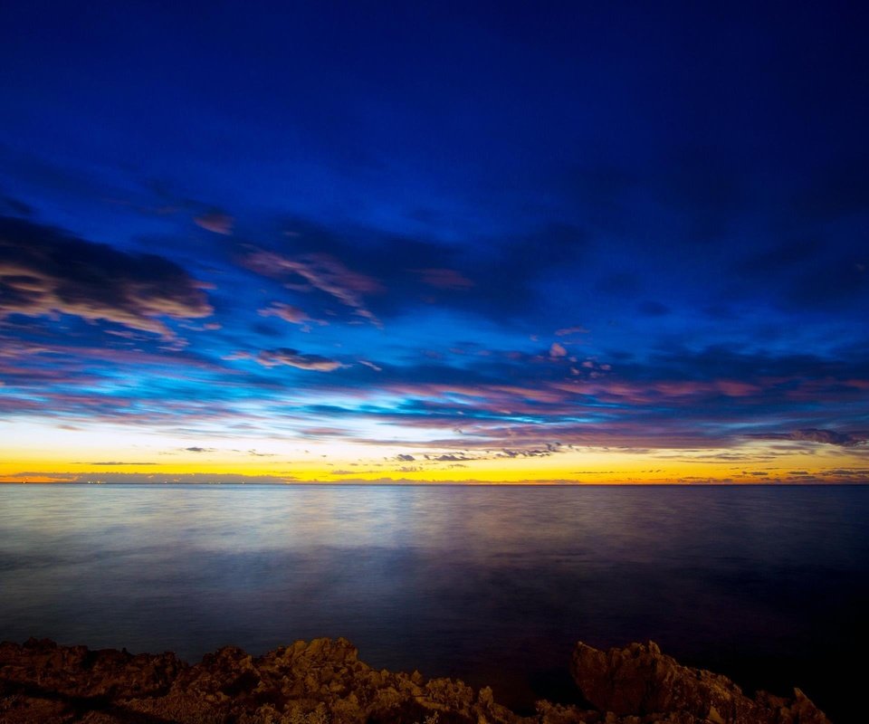 Обои облака, вечер, берег, закат, море, горизонт, сумерки, clouds, the evening, shore, sunset, sea, horizon, twilight разрешение 2560x1600 Загрузить