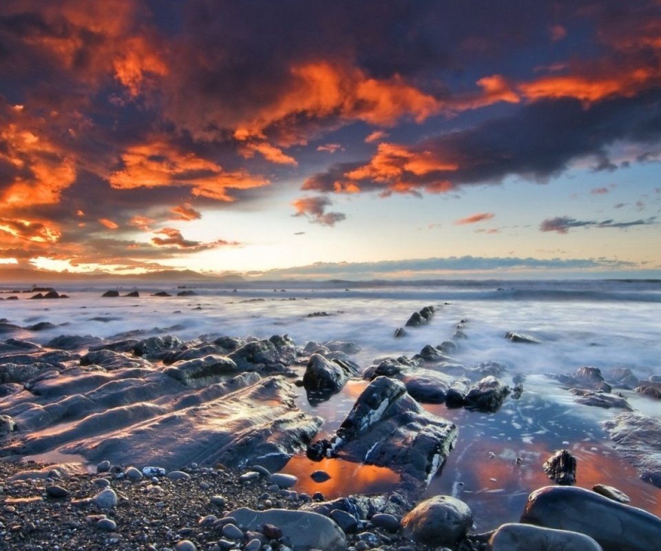 Обои небо, камни, берег, закат, тучи, море, побережье, the sky, stones, shore, sunset, clouds, sea, coast разрешение 1920x1080 Загрузить