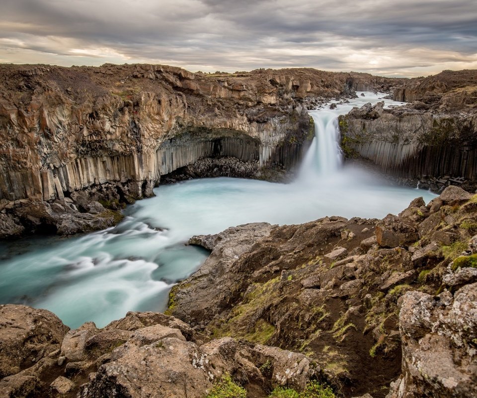 Обои река, природа, скала, водопад, восход солнца, исландия, утес, aldeyjarfoss waterfall, альдейярфосс, river, nature, rock, waterfall, sunrise, iceland разрешение 1920x1280 Загрузить