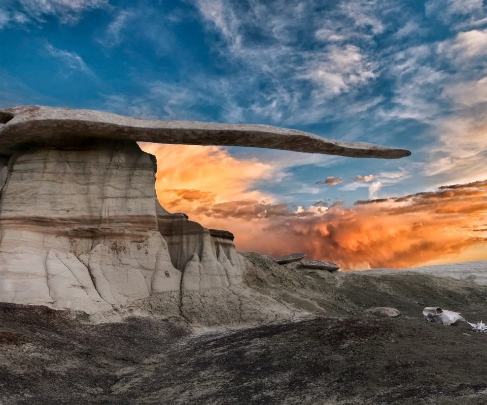 Обои небо, облака, скала, пустыня, утес, the sky, clouds, rock, desert разрешение 2560x1600 Загрузить