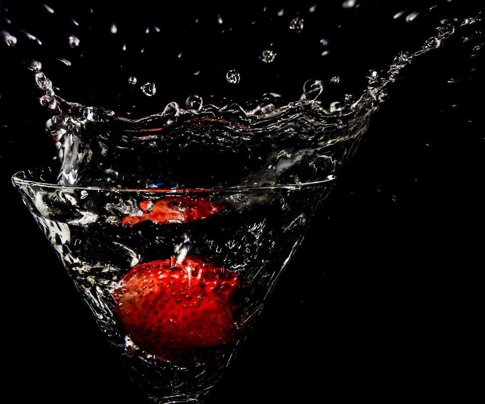 Обои вода, клубника, брызги, бокал, черный фон, фужер, water, strawberry, squirt, glass, black background разрешение 2048x1512 Загрузить