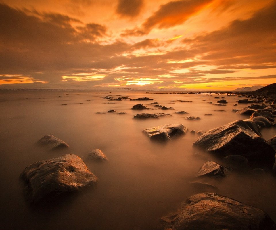 Обои небо, облака, камни, закат, море, горизонт, the sky, clouds, stones, sunset, sea, horizon разрешение 1920x1200 Загрузить