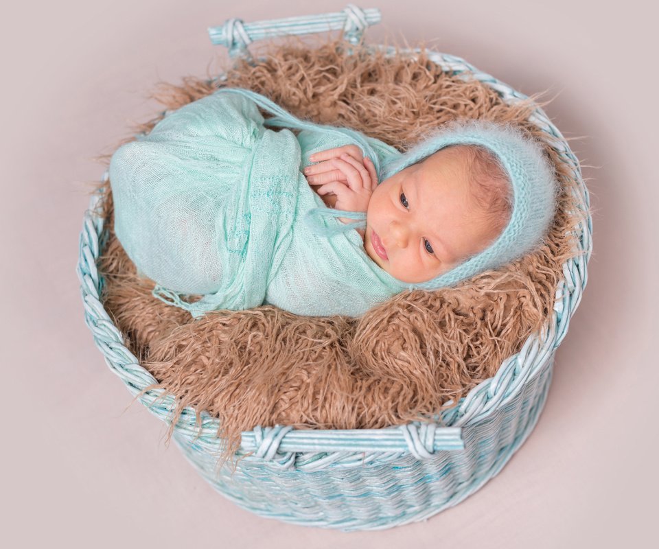 Обои мальчик, малыш, младенец, шапочка, мех, корзинка, кокон, boy, baby, cap, fur, basket, cocoon разрешение 5000x3568 Загрузить