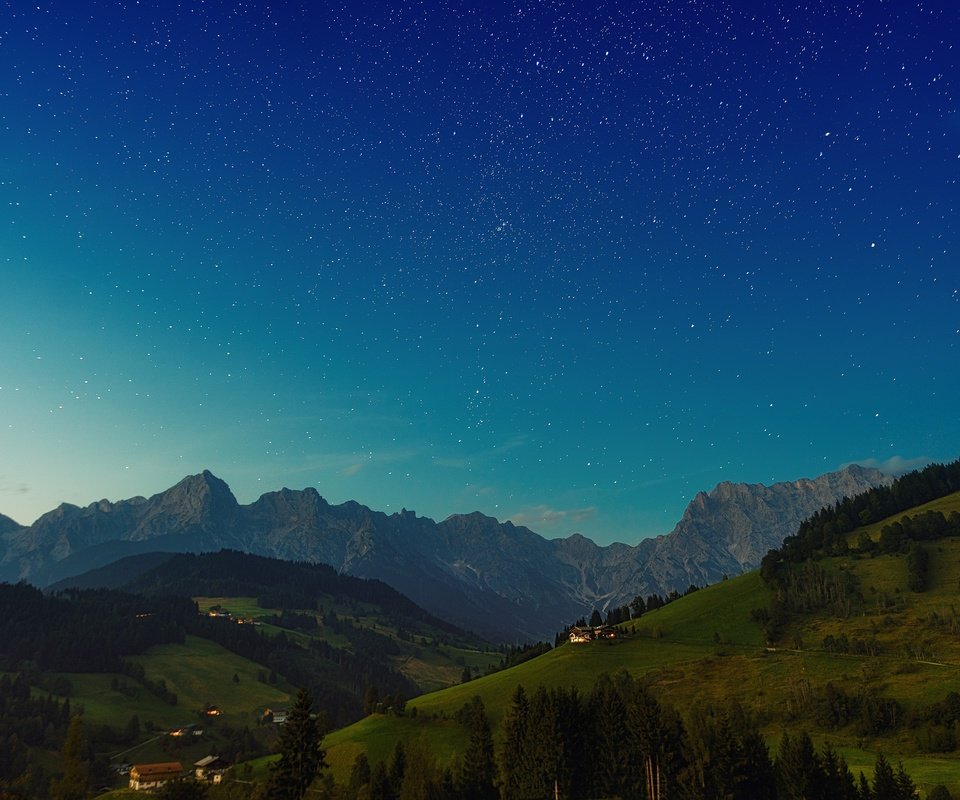 Обои ночь, горы, лес, домики, альпы, night, mountains, forest, houses, alps разрешение 3840x2160 Загрузить