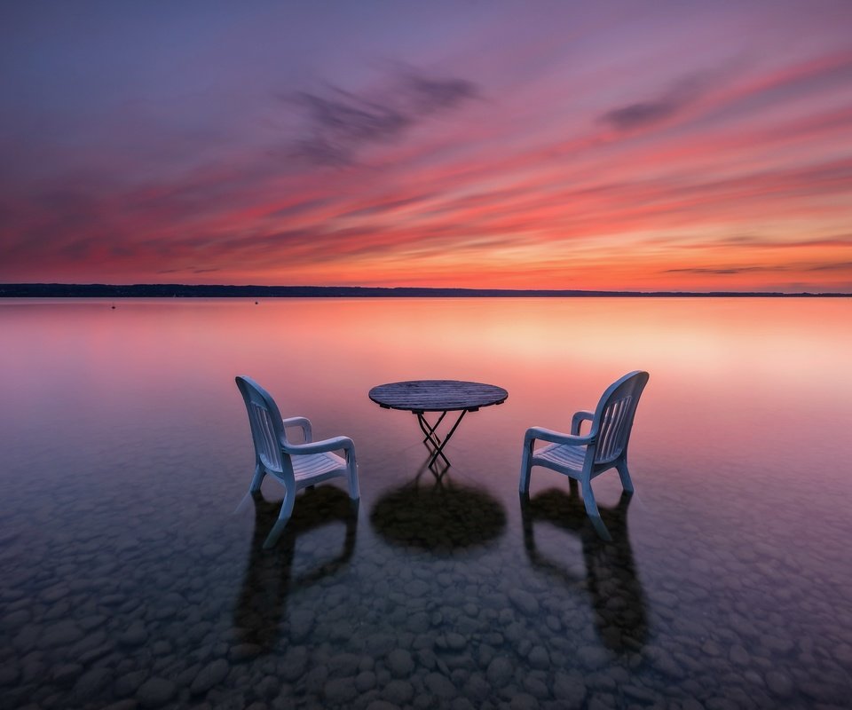 Обои берег, закат, стол, стул, shore, sunset, table, chair разрешение 4096x2333 Загрузить