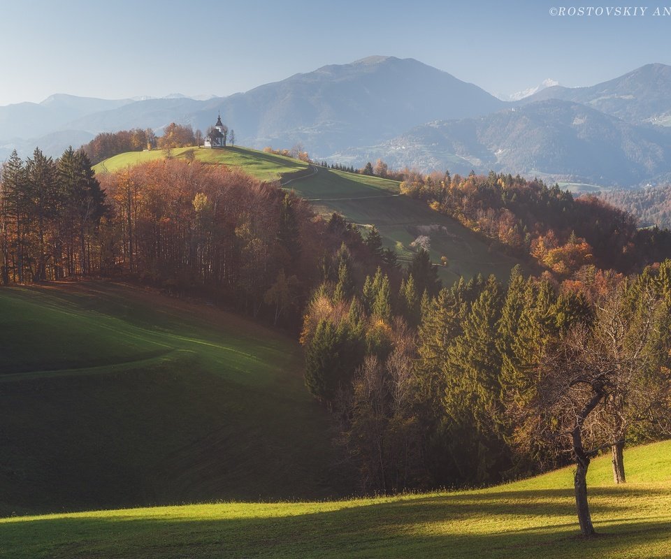 Обои деревья, горы, солнце, лес, вид, осень, церковь, trees, mountains, the sun, forest, view, autumn, church разрешение 2000x1500 Загрузить