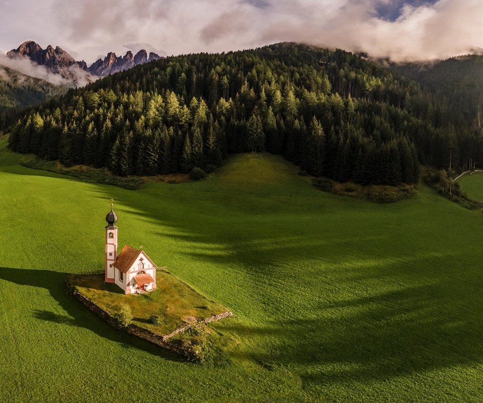 Обои лес, храм, поле, forest, temple, field разрешение 2048x1143 Загрузить