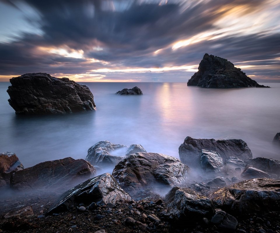 Обои небо, облака, скалы, камни, берег, закат, море, the sky, clouds, rocks, stones, shore, sunset, sea разрешение 3840x2160 Загрузить