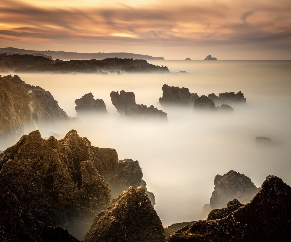 Обои небо, скалы, камни, берег, закат, море, туман, рассвет, the sky, rocks, stones, shore, sunset, sea, fog, dawn разрешение 3840x2160 Загрузить