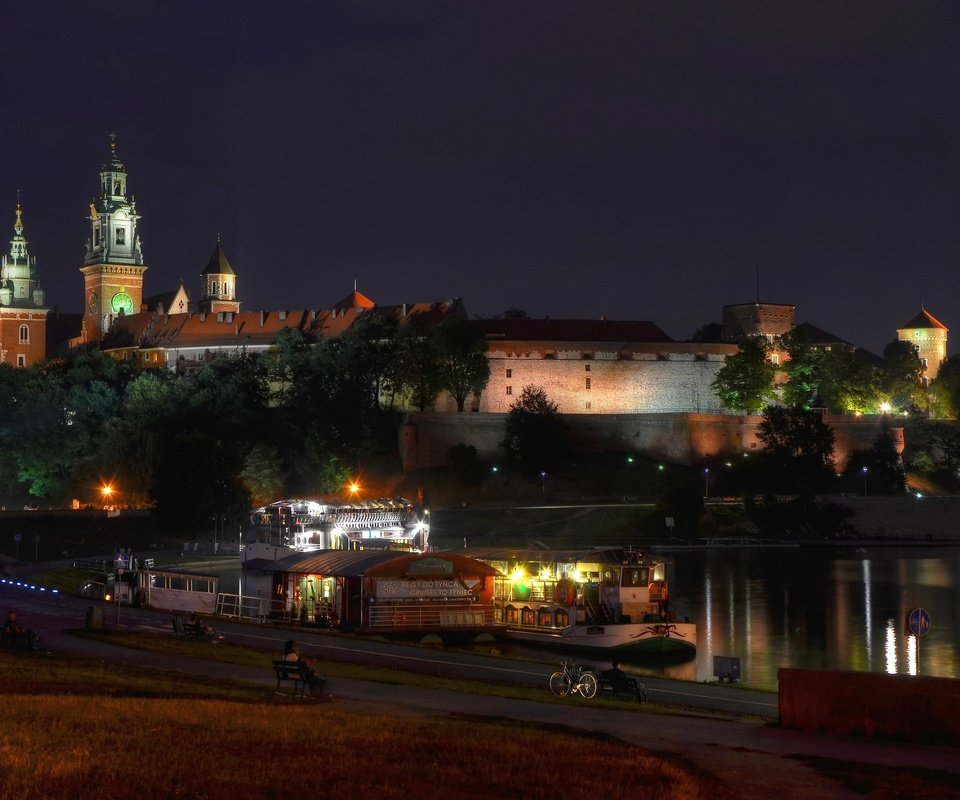 Обои ночь, огни, польша, краков, вавель, night, lights, poland, krakow, wawel разрешение 3072x2035 Загрузить