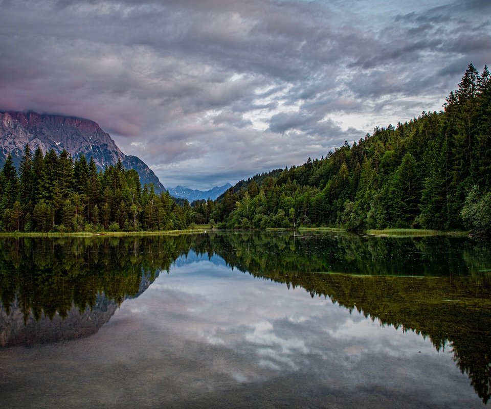 Обои облака, горы, лес, отражение, водоем, clouds, mountains, forest, reflection, pond разрешение 3840x2160 Загрузить