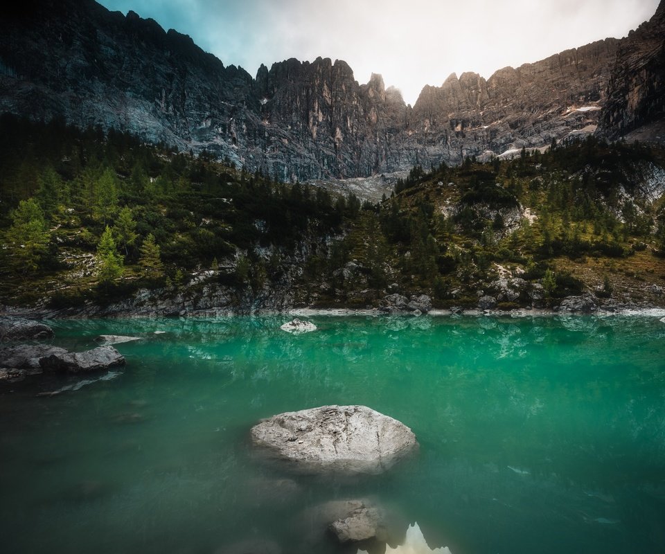 Обои озеро, горы, природа, камни, пейзаж, италия, леса, доломиты, lake, mountains, nature, stones, landscape, italy, forest, the dolomites разрешение 2000x1544 Загрузить